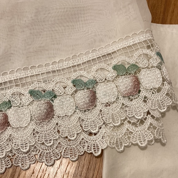 Set of 3 white window valences - Picture 2 of 3